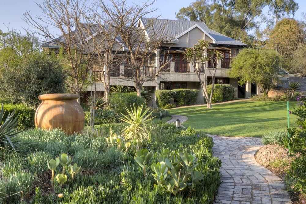2012-09_Bevan Road Lodge exterior with pot and path