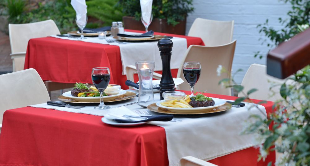 2014-10_Dinner outside with red table cloths_Paul K