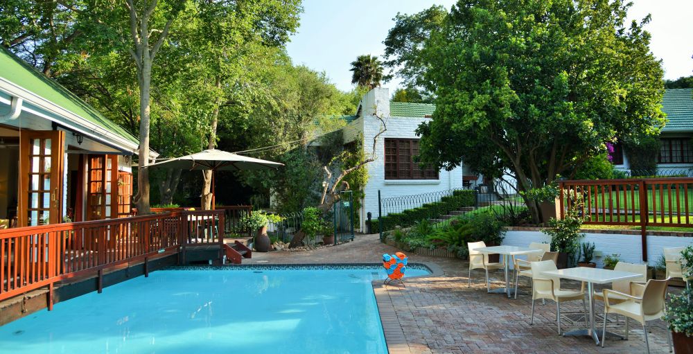 2014-10_Pool and deck to dining area 7MB_Paul K