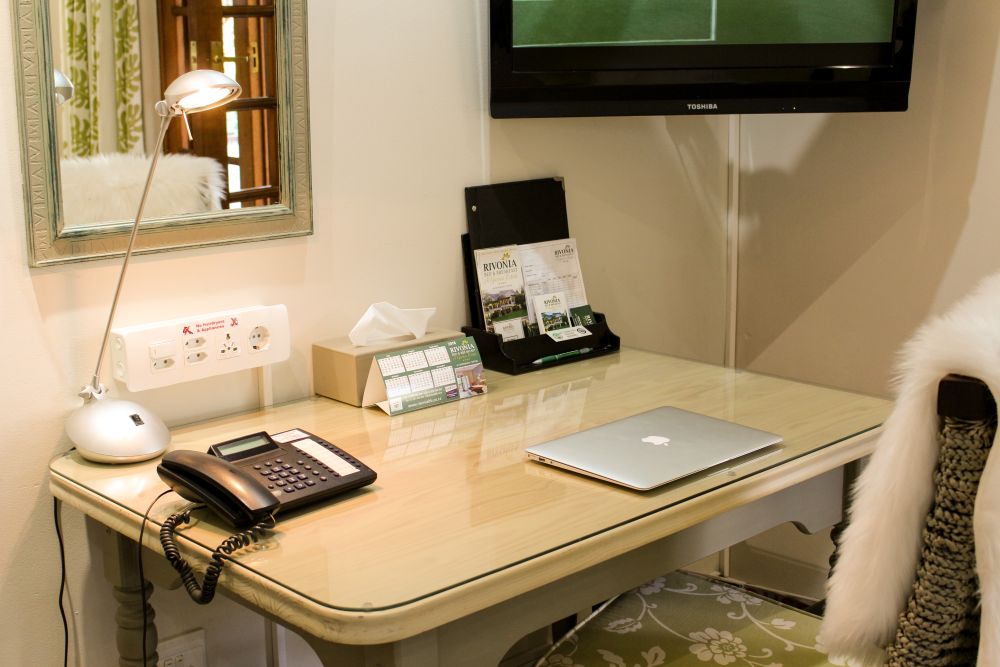 2018-07 Room 9 Standard_Desk and work area_Daniella